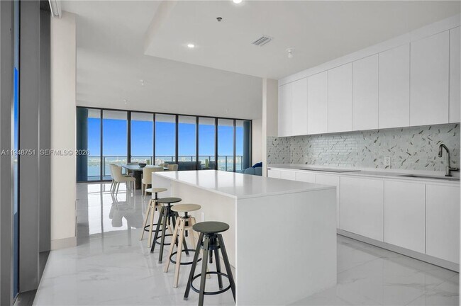 Foto del edificio - 700 NE 24th St