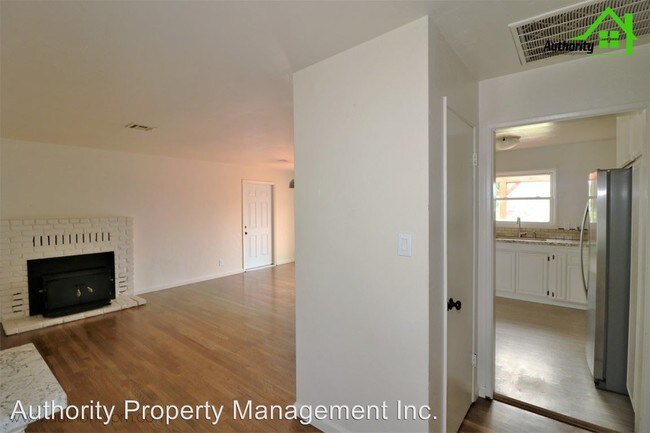 Building Photo - 3 br, 2 bath House - 2535 Hawn Ave