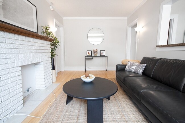 1BDR - Salon - 195 Cathedral Apartment