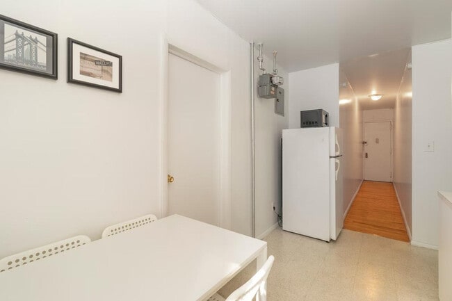 Foto del edificio - 327 E 92nd St