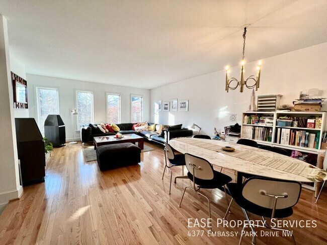 Foto del edificio - 4377 Embassy Park Dr NW
