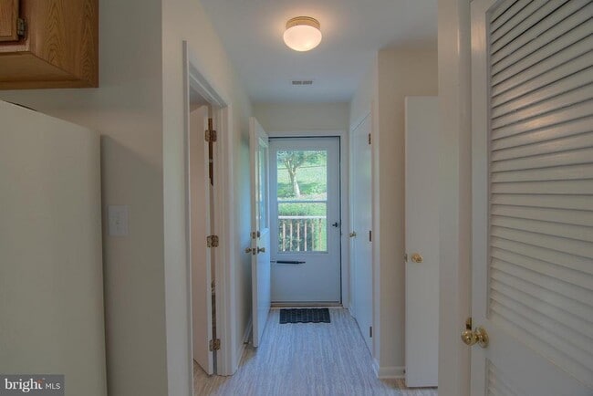 Building Photo - 5105 Shore Dr