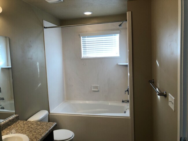 Foto del edificio - 2434 Andover St