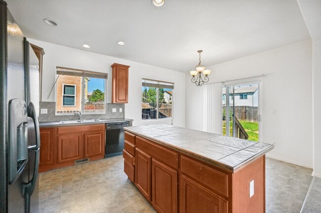Foto del edificio - 7005 Wood Lily Dr