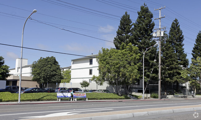 Primary Photo - Courtyard Apartments