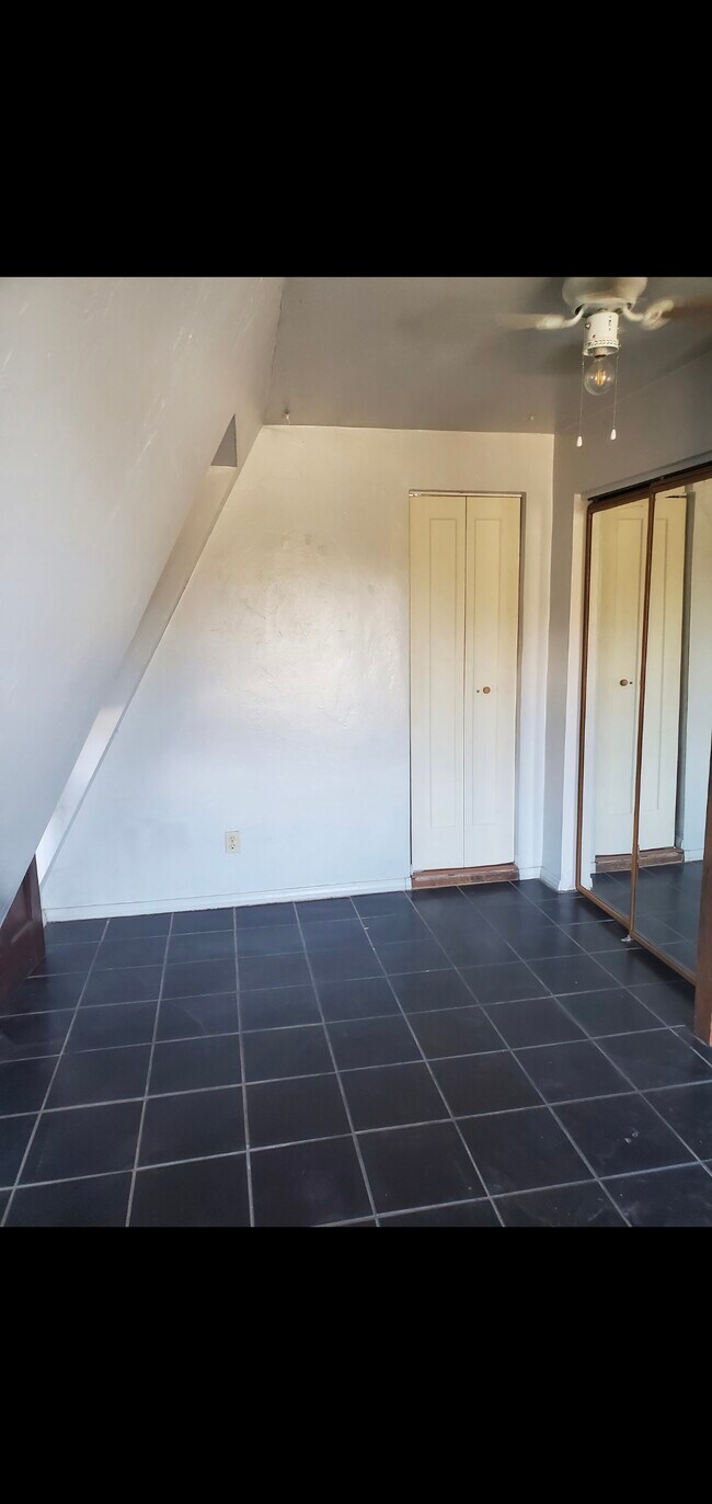 Building Photo - 2135 Rainbow Valley Blvd