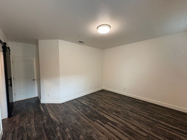 Building Photo - Tulare Home for Rent Available now!