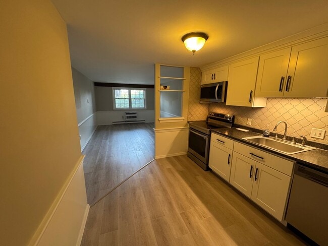 Building Photo - Freshly Updated 1 Bedroom Newburyport Cond...