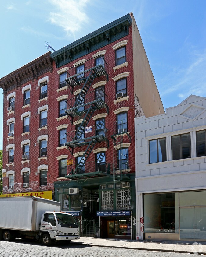 Building Photo - 325 Broome St
