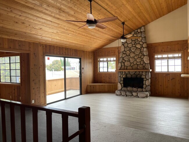 vaulted ceilings/balcony - 1463 Wellesley Ave