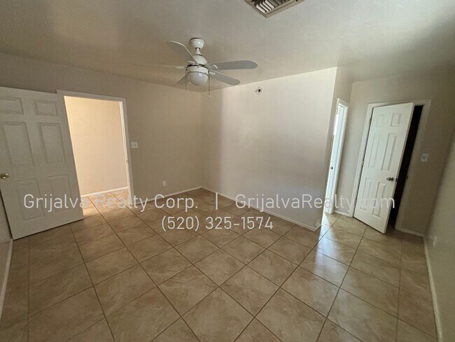 Building Photo - Private 3 Bedroom, 2 Bath House with AC  (...