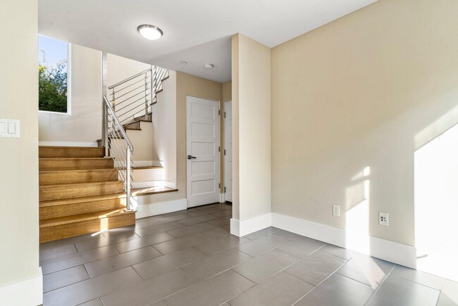 Foto del edificio - 13 Year "Young" 3 Bed, 3 Bath Contemporary Home- Steps to University Ave!