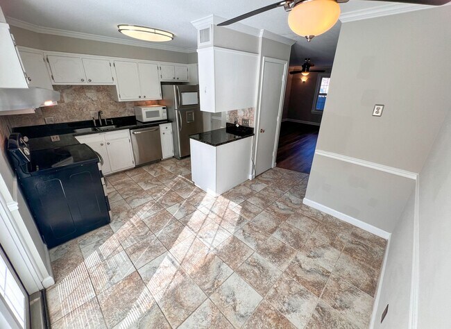 Building Photo - Charming Brick Townhome in Clemmons/Winston Salem w/ Community Pool!