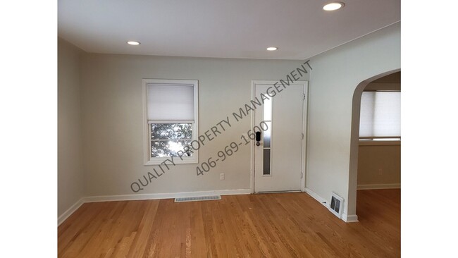 Building Photo - Beautiful 3-Bedroom Main Floor Apartment f...