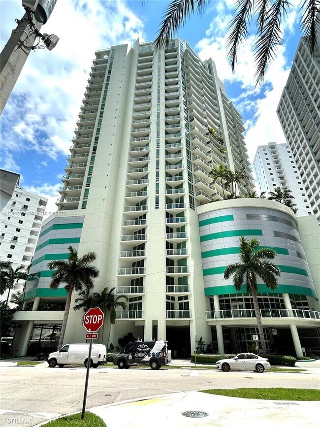 Building Photo - 2 br, 2.5 bath Condo - 218 SE 14th St Apt ...