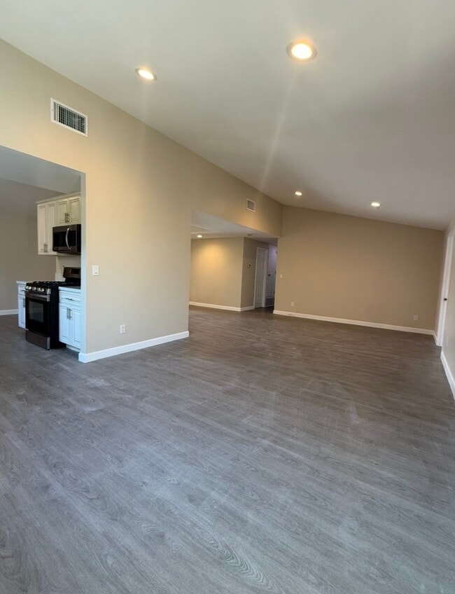 Building Photo - 830 N Modena St