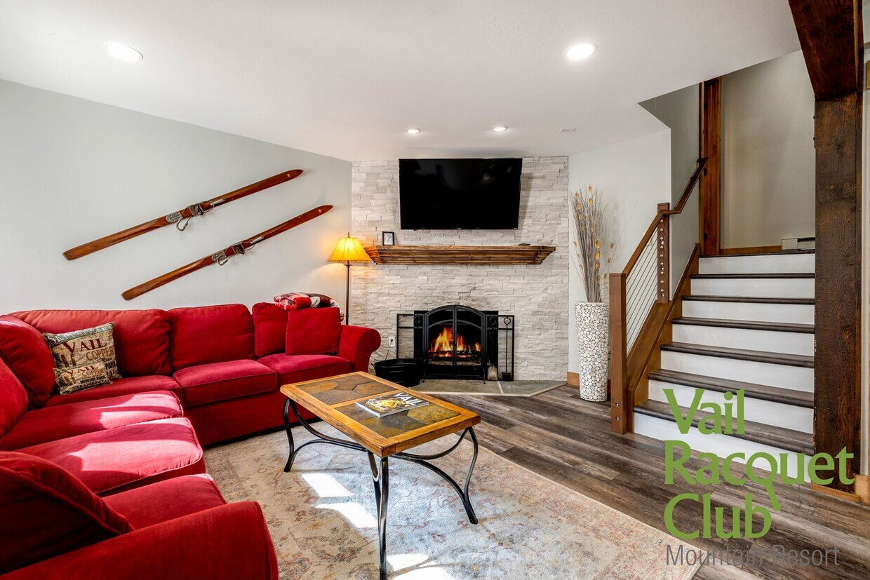 Foto principal - Annual Lease - 3BR, 3BA 3-level Townhome w...