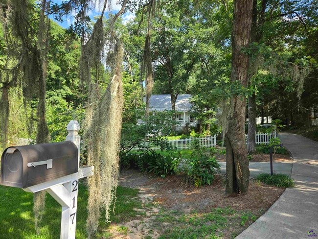 Building Photo - 217 Mossland Dr
