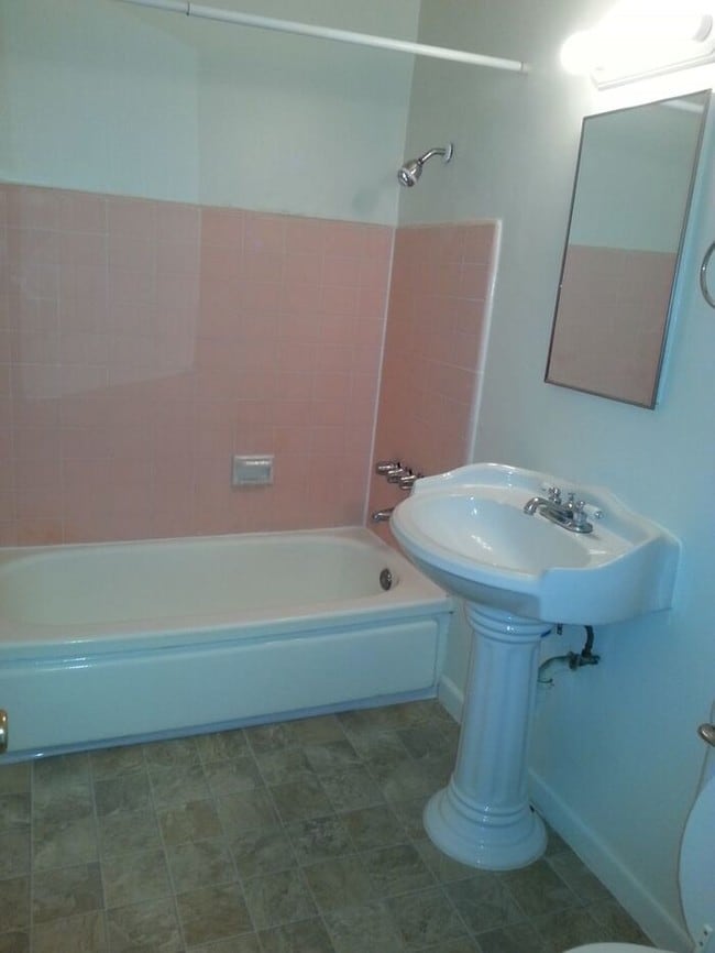 Building Photo - SPACIOUS 2BR/1BA Unit with private Patio.
