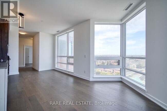 Photo du bâtiment - 8888-8888 Yonge St