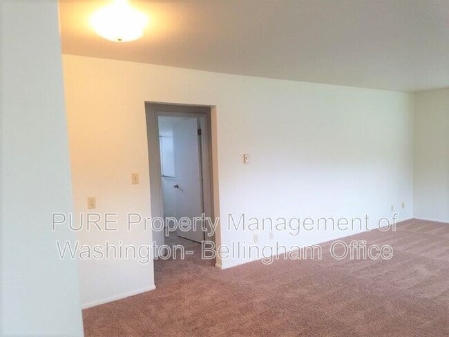 Building Photo - 1420 Lakeway Dr