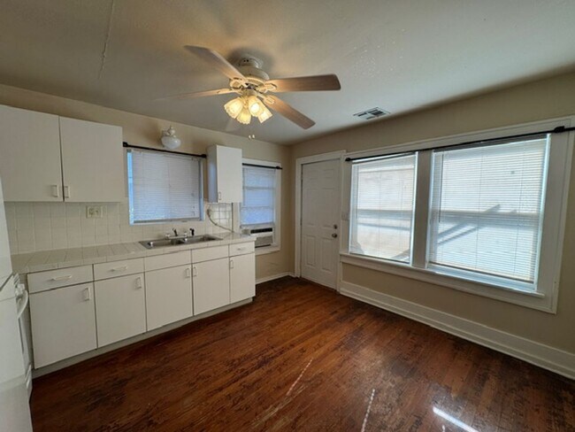 Foto del edificio - 2 bed 1 bath upstairs garage apartment, you pay only electric, private entrance and parking !