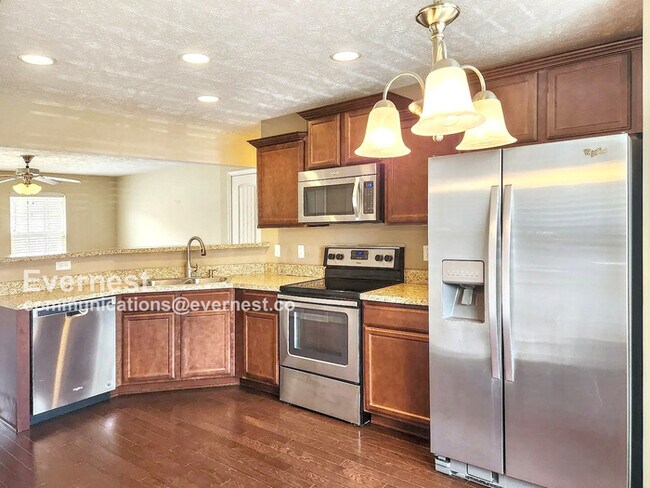 Building Photo - 2104 Debonair Ln