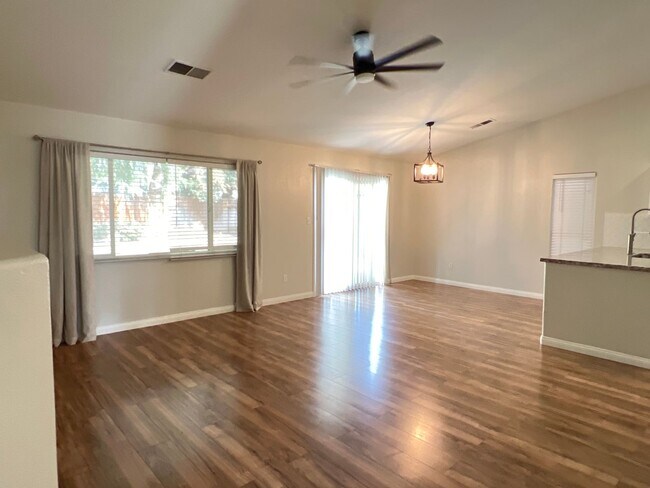 Foto del edificio - NORTH WEST BAKERSFIELD