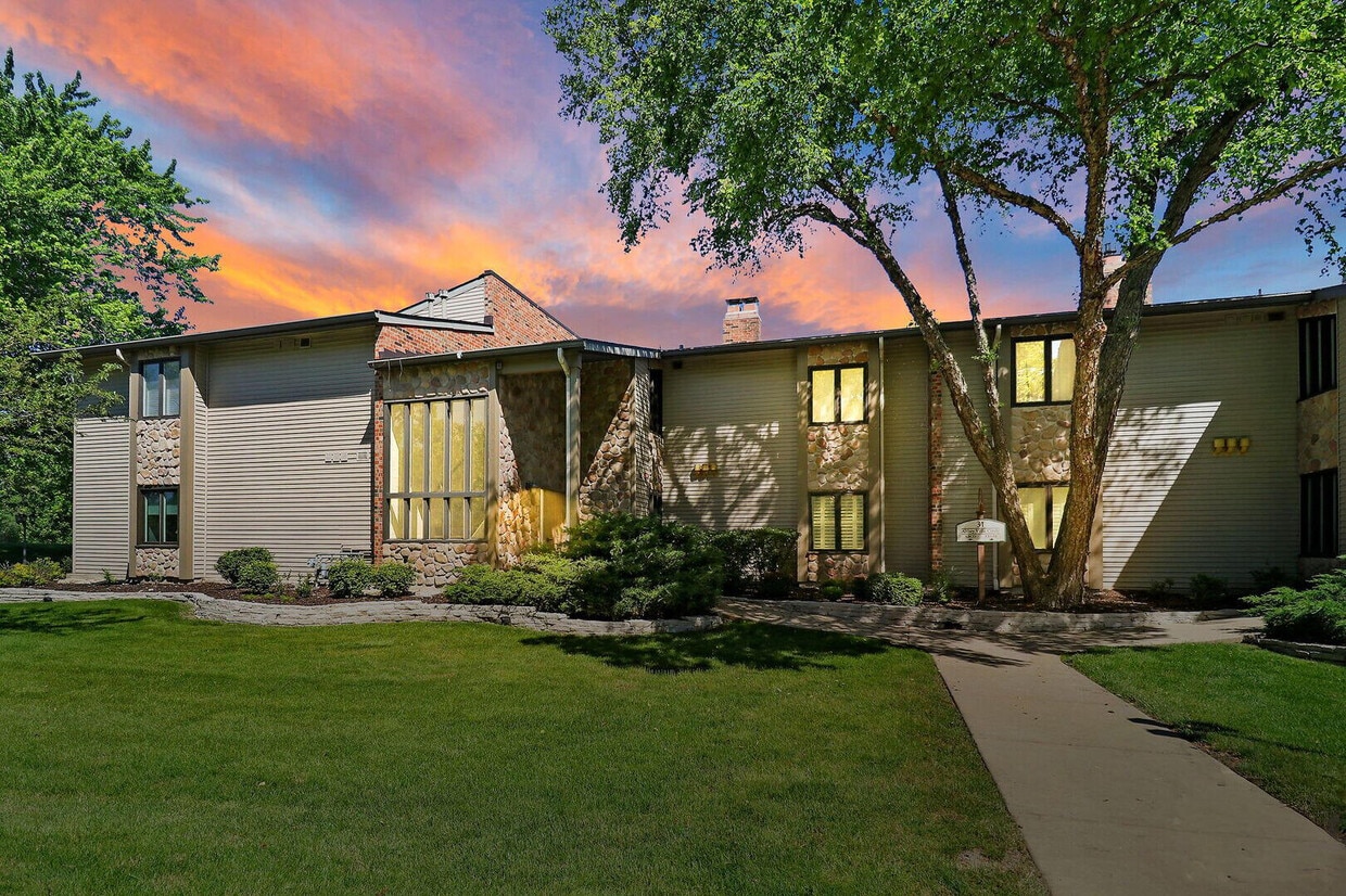 Primary Photo - 31 Abbey Villa Cir