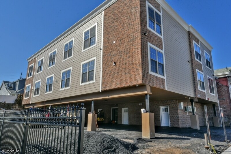 Primary Photo - 164 Atlantic St