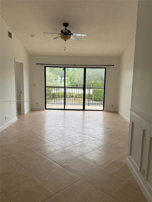 Foto principal - 5861 Riverside Dr