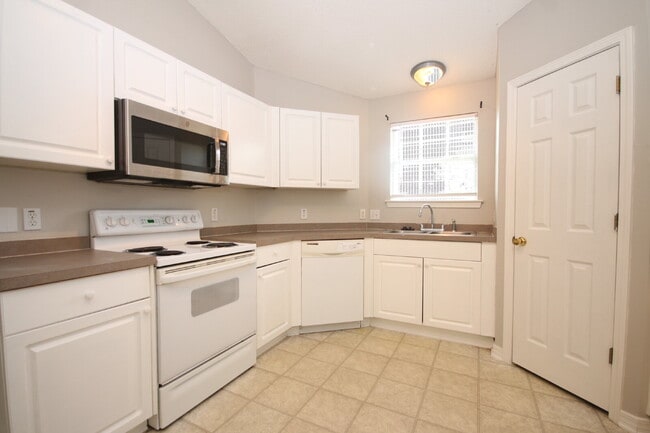 Building Photo - Spacious 3/2 Brick Home with Screened Porc...
