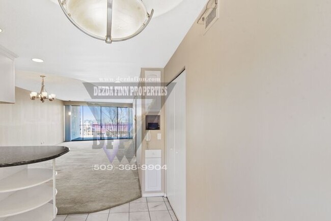 Building Photo - Gorgeous 2 bed, 2 bath condo in prestigiou...