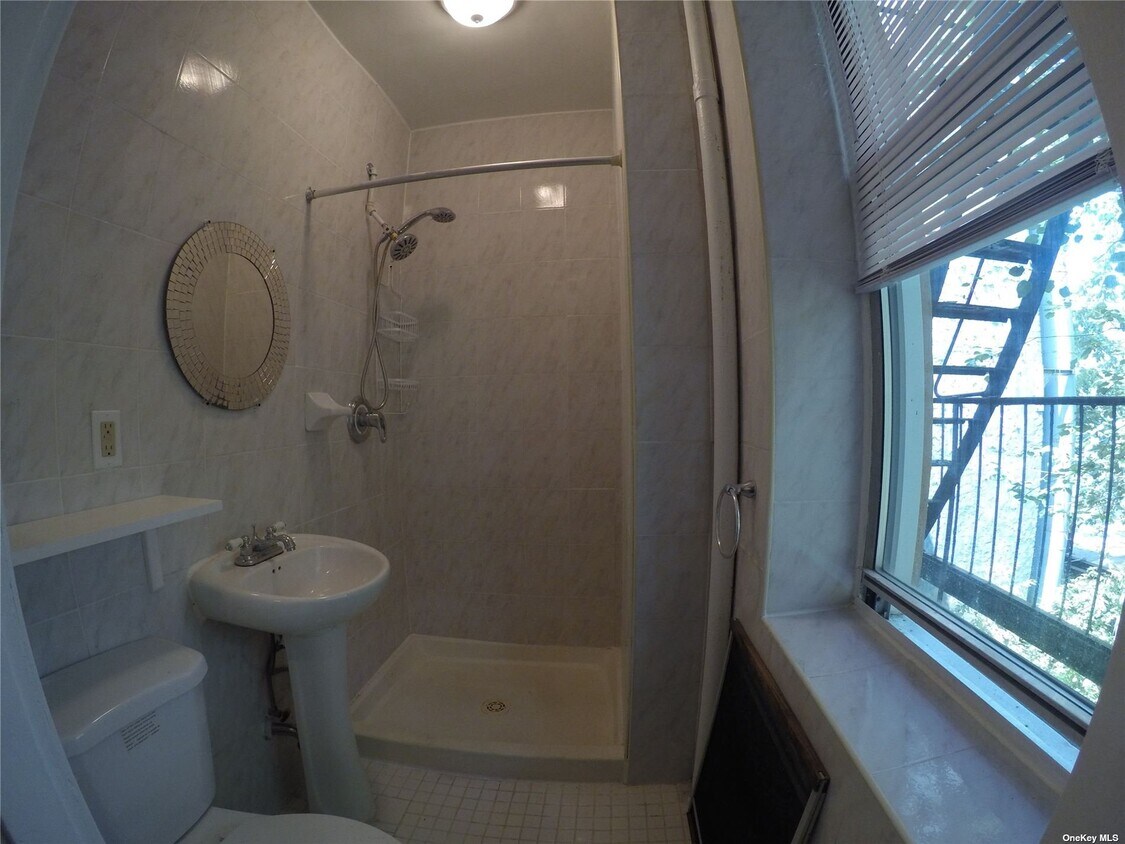 Building Photo - 68 Diamond St