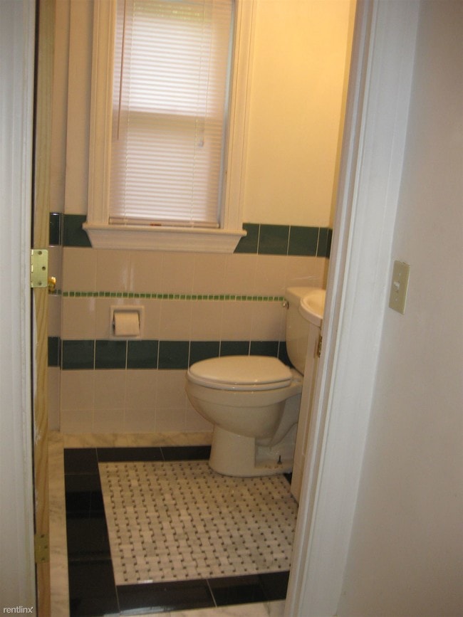 Building Photo - 227 Heath St