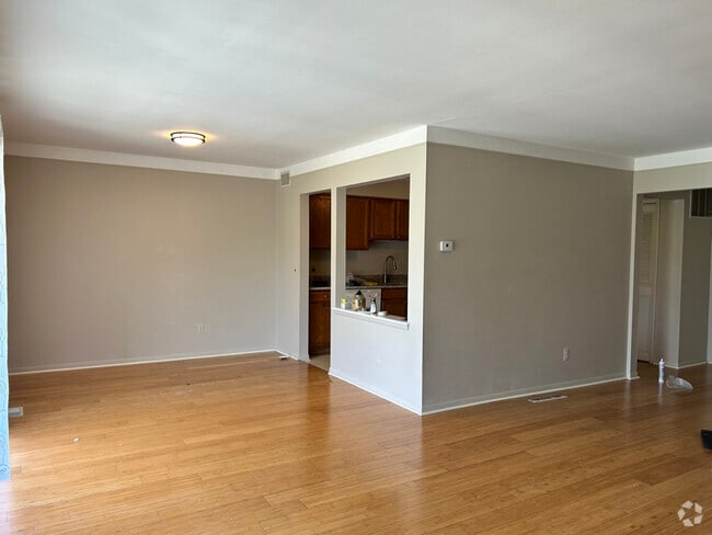 Building Photo - 480 Fox Hills Dr S