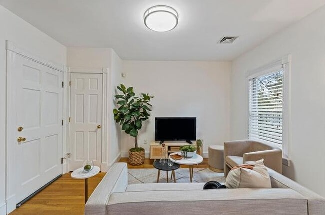 Building Photo - APARTMENT