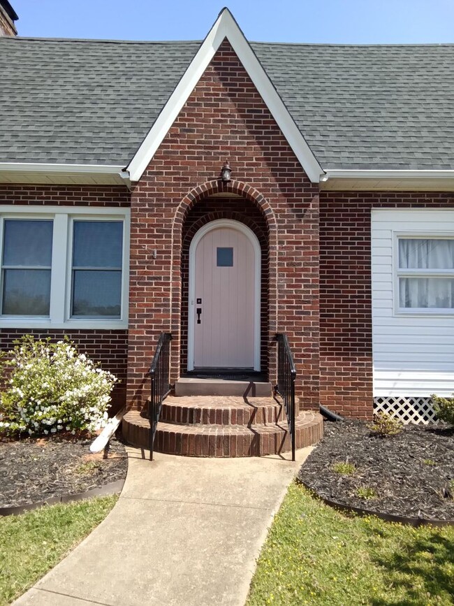 Building Photo - Fully Furnished Home Just Minutes From LU