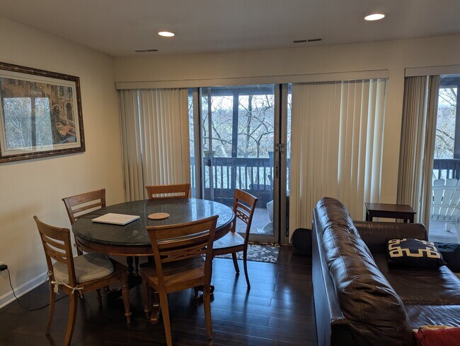 Foto del edificio - 5529 E Lake Dr