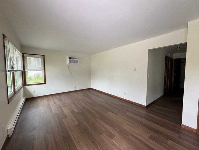 Building Photo - 928 Court Cir