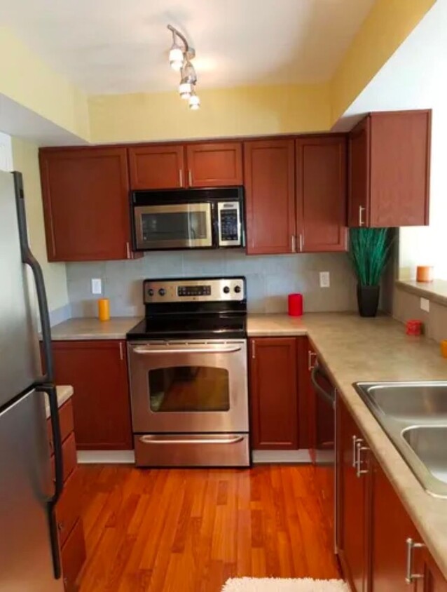 Foto principal - Top-Floor 1BD/1BA with Vaulted Ceilings & ...