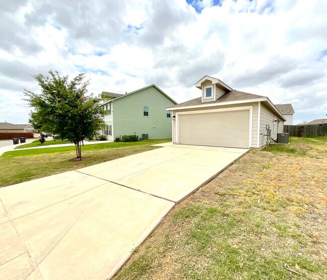 Photo - Spacious 3-Bedroom Home With Resort-Style Amenities- Pool, Dog Park And More!