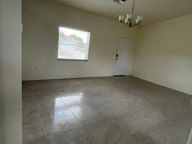 Foto del edificio - 3br 2 ba Awesome Location off Sunshine Blvd