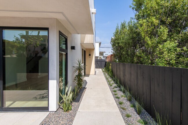 Building Photo - Luxury Living in the Heart of Downtown Encinitas