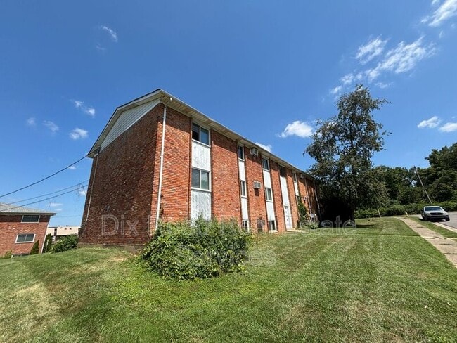 Building Photo - 2 Hampshire Ct