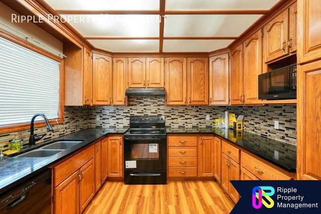 Building Photo - Modern 3 Beds, 2 Baths Main Floor/ Upper |...