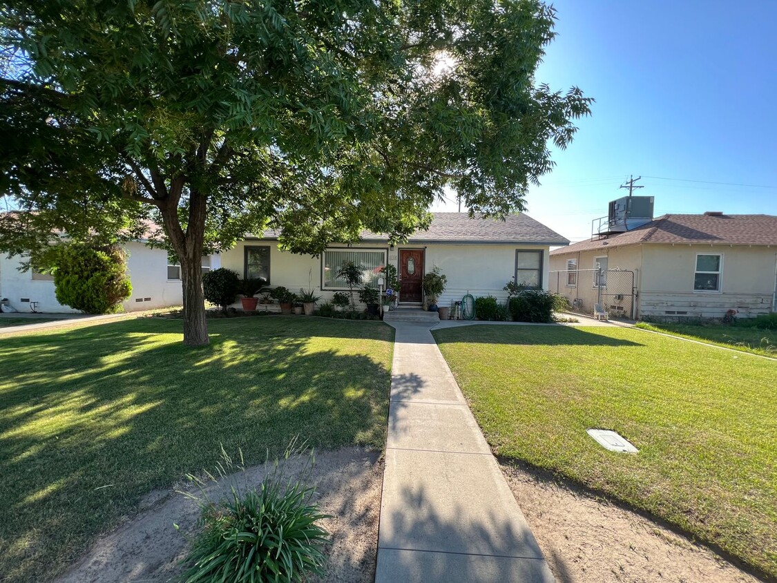 Foto principal - Beautiful Home In SE Bakersfield $1,650 de...