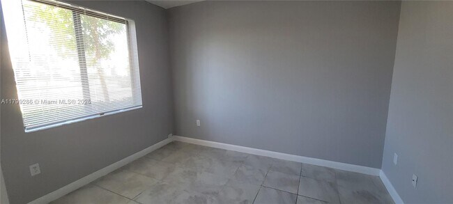 Foto del edificio - 388 NE 208th Terrace