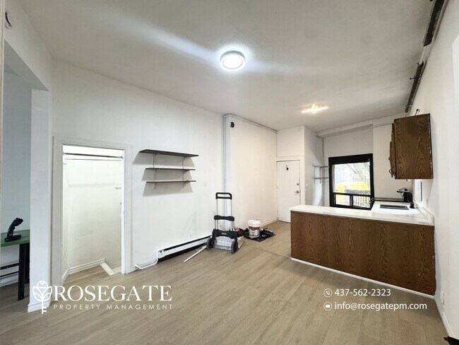 Photo du bâtiment - Spacious 800 Sq. Ft. Studio-Style Condo in Toronto with Parking & Utilities Included