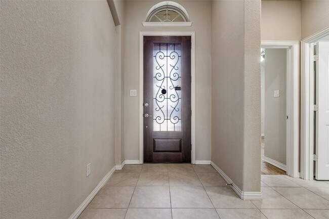 Foto del edificio - 704 Thetford Ln